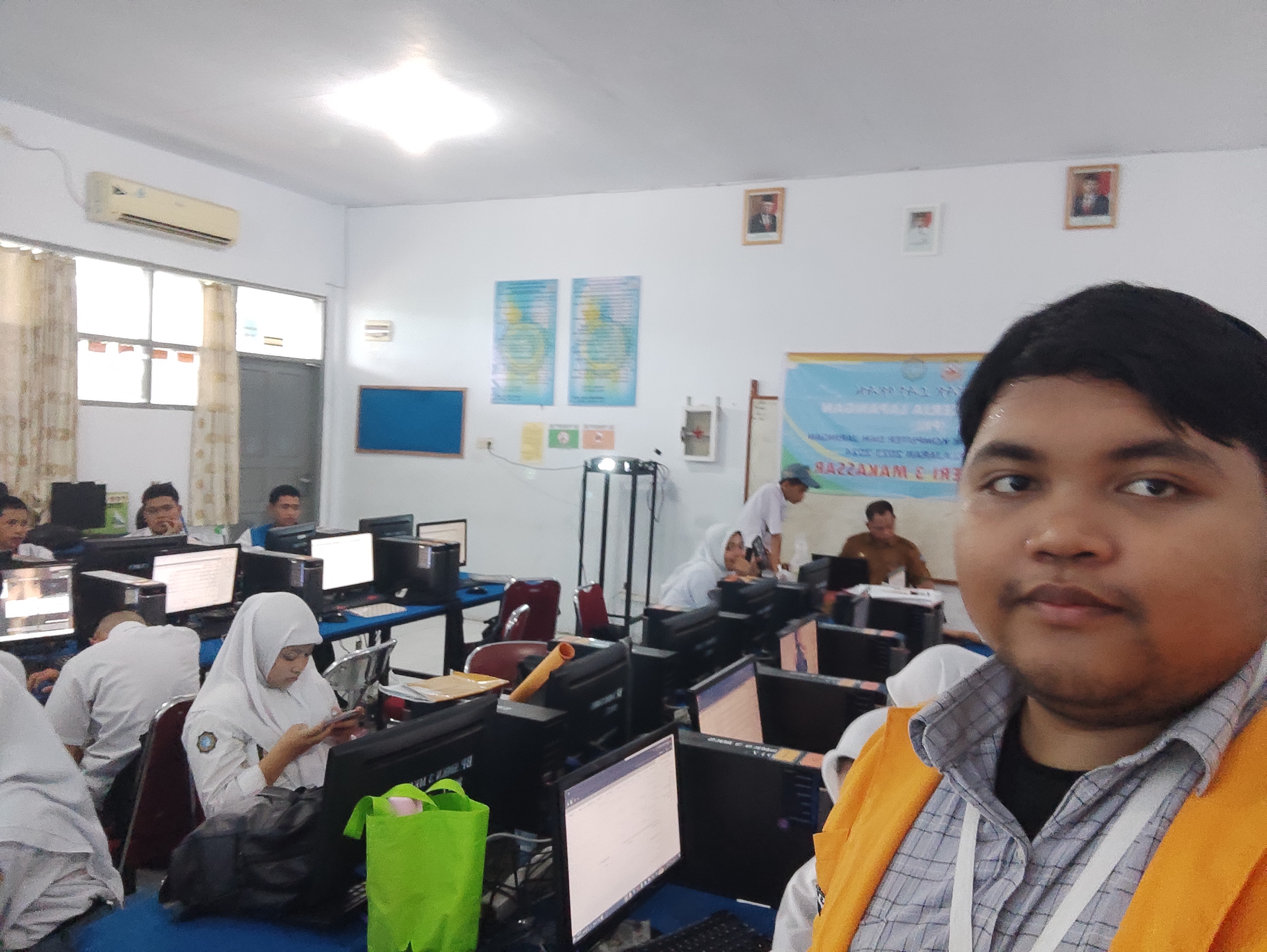 Ariel mengajar di SMKN 2